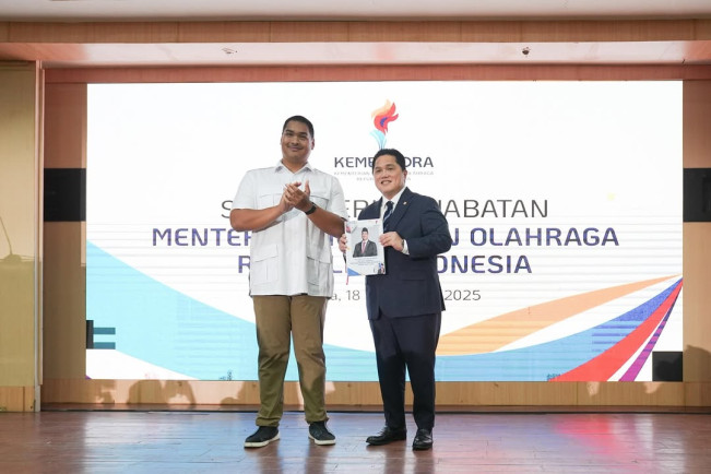 Serah terima jabatan Menpora dari Dito Ariotedjo kepada Erick Thohir. [Instagram]